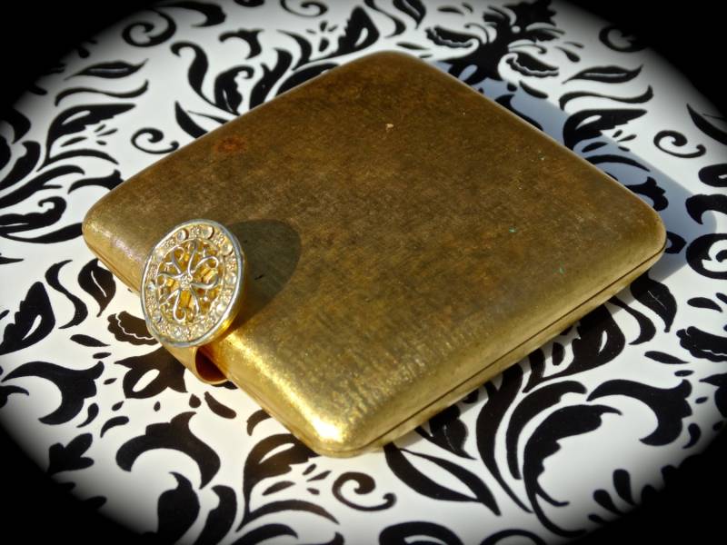 Vintage Gold Schminkspiegel Hülle, Mid Century Schminktasche, Hollywood Regency Schminktasche von SunscreenSeashells