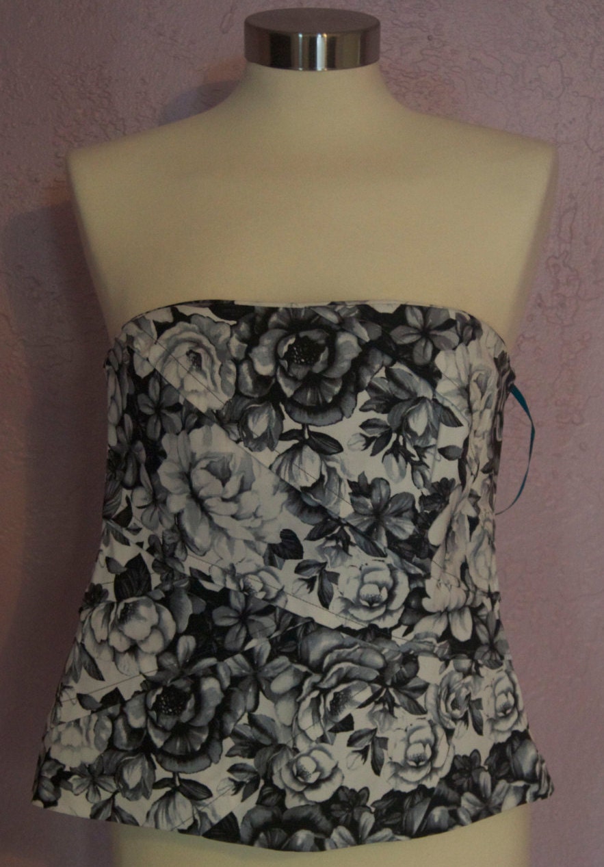 Weißes Haus Schwarzer Markt Schwarz Weiß Floral Bustier von SunscreenSeashells