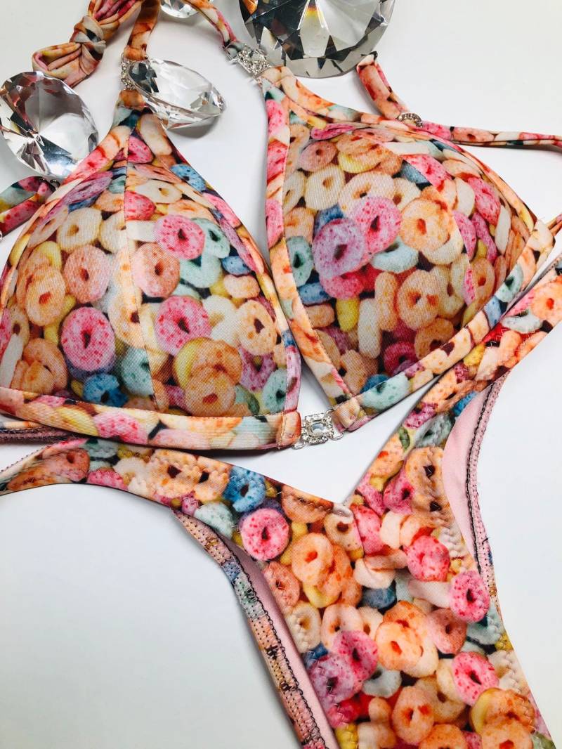 Burger Posing Übungsfigur Anzug von SunsetSwimwear