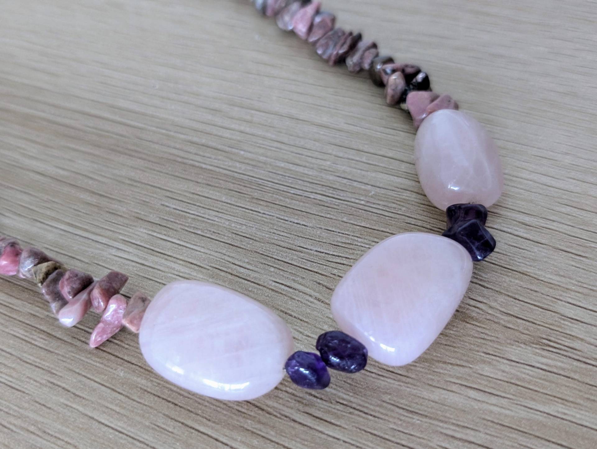 Edelsteinkette Aus Rhodonit, Amethyst Und Rosenquarz Edelsteinkette Aus Rhodonit, Amethyst Und Rosenquarz von Sunsgold