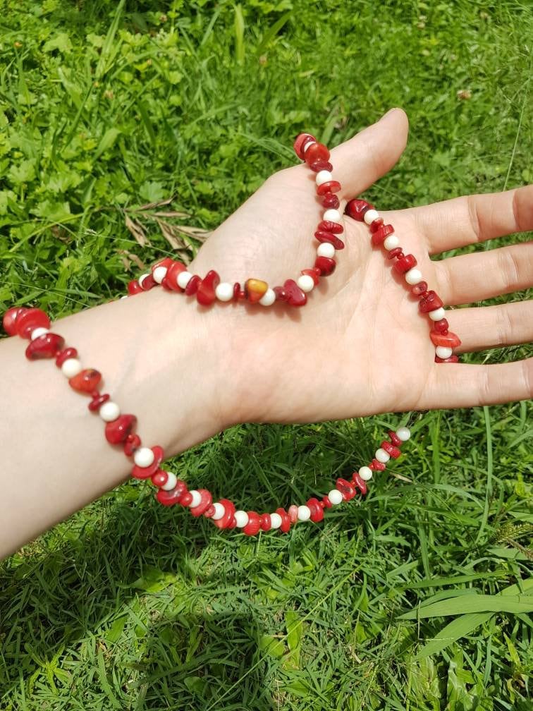 Lange Halskette Aus Roten Und Weißen Korallen Handgefertigte Perlen Lange Halskette Aus Roten Und Weißen Korallen Handgefertigte Perlen von Sunsgold