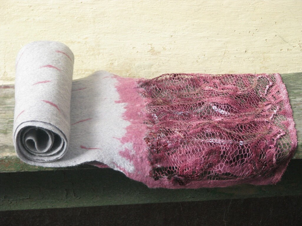 Grauer Gefilzter Wollschal Mit Rosa Spitze. Warm. Umweltfreundlich. Ausgefallene Damenmode. Geschenk Unter 75. Sofort Versandfertig Grauer Gefilzter Wollschal Mit Rosa Spitze. Warm. Umweltfreundlich. Ausgefallene Damenmode. Geschenk Unter 75. Sofort Versandfertig von SunshineFelt