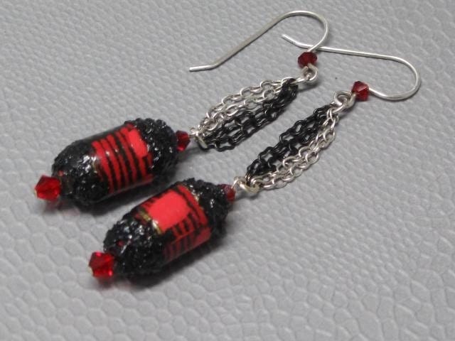 Papier Perlen Schmuck - Ohrringe - Recycling Perlen - Upcycled Rot - Schwarz - Baumeln Tropfen Ohrringe Papier Perlen Schmuck - Ohrringe - Recycling Perlen - Upcycled Rot - Schwarz - Baumeln Tropfen Ohrringe von SunshineJStudio