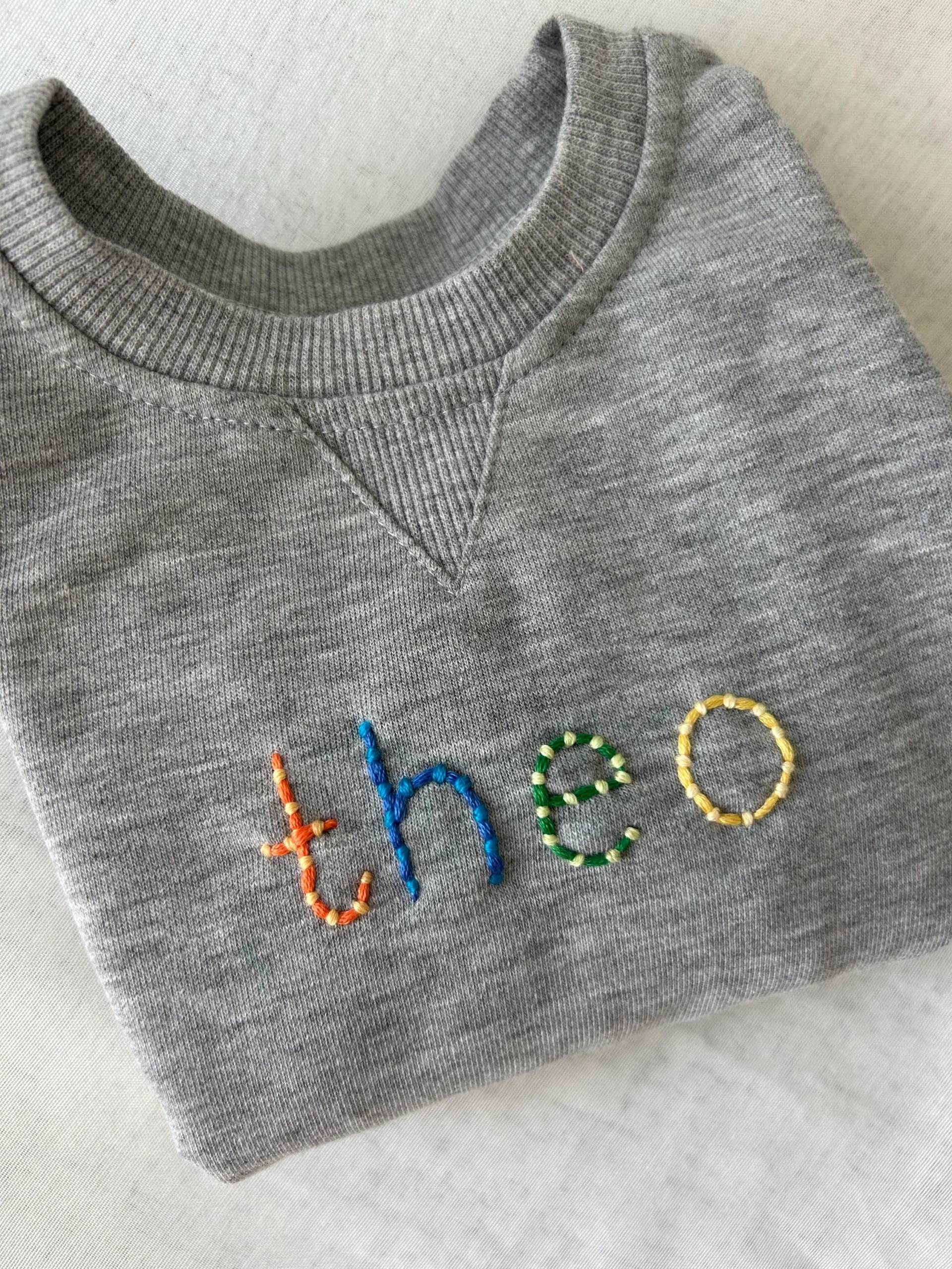 Personalisiertes Gesticktes Baby - Und Kleinkind-Sweatshirt Mit Namen, Lange Ärmel, Rundhalsausschnitt von SunshineMadeGoodsCo