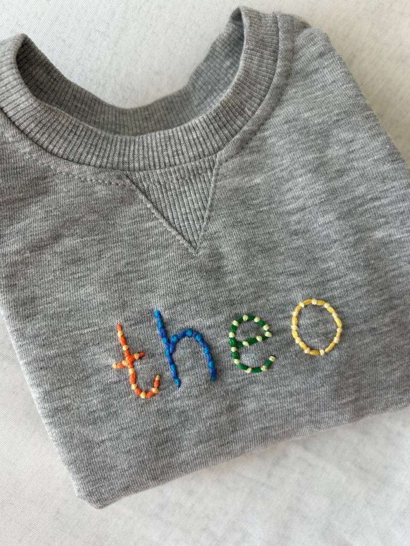 Personalisiertes Gesticktes Baby - Und Kleinkind-Sweatshirt Mit Namen, Lange Ärmel, Rundhalsausschnitt von SunshineMadeGoodsCo