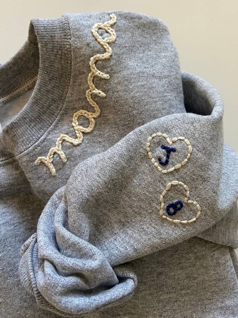 Personalisiertes Gesticktes Namens-Sweatshirt Herzen Auf Dem Ärmel von SunshineMadeGoodsCo