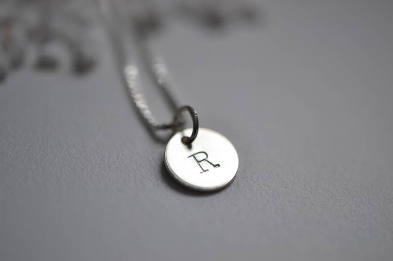 Gestempelt Buchstabe R Halskette Sterling Silber Disk Erste Anhänger Schmuck Gestempelt Buchstabe R Halskette Sterling Silber Disk Erste Anhänger Schmuck von SunshineOnWater