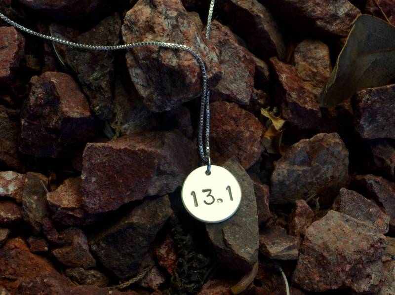 Halbmarathon Halskette Geschenk Silber 13.1 Anhänger Schmuck Sonnenschein Auf Wasser Halbmarathon Halskette Geschenk Silber 13.1 Anhänger Schmuck Sonnenschein Auf Wasser von SunshineOnWater