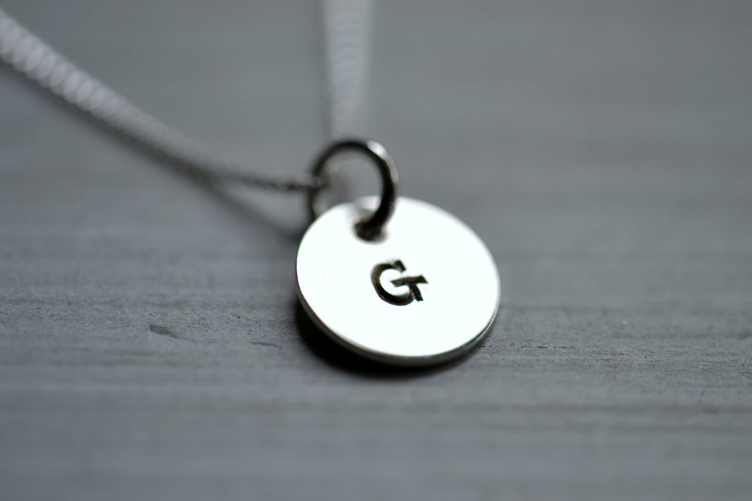 sterling Silber Initial Halskette Handgestempelter Buchstabe G sterling Silber Initial Halskette Handgestempelter Buchstabe G von SunshineOnWater