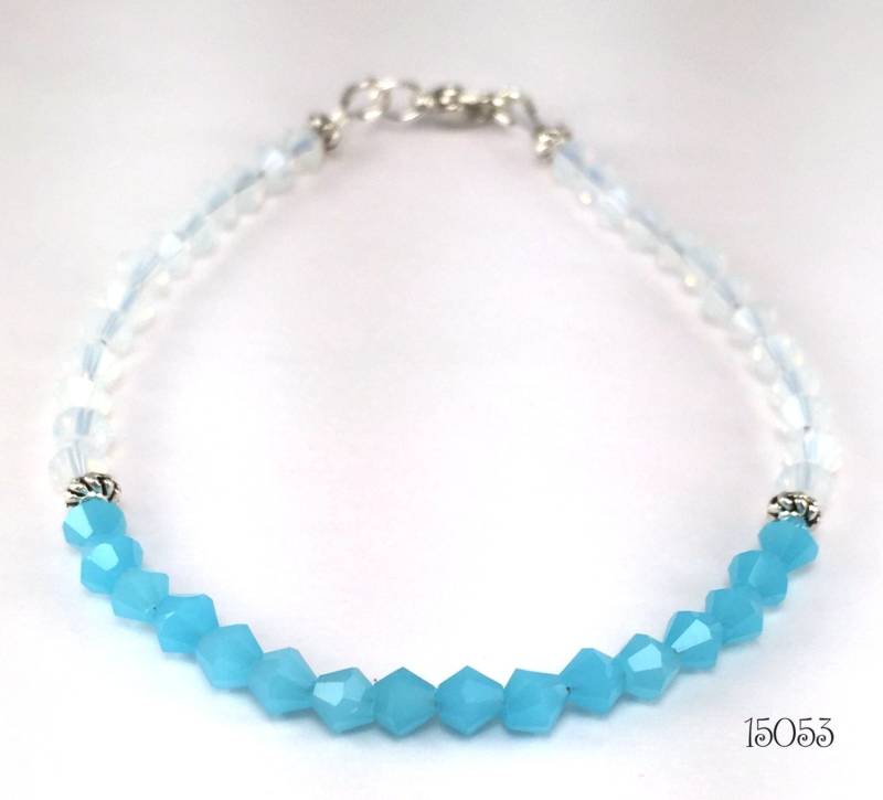 Einfach Schöne Perlen Armband Hergestellt Aus Facettierten Kristallen Von Milchig Light Blue Und Weiß, Perfekt Für Sowohl Lässig Elegant Zu Stapeln von SunshineSmilesStudio