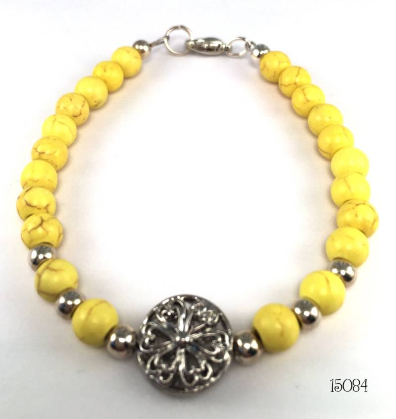 Fröhlich Sonnig Gelbe Perlen Armband Mit Markanten Silberton Medaillon Einem Blumenmuster Verziert von SunshineSmilesStudio