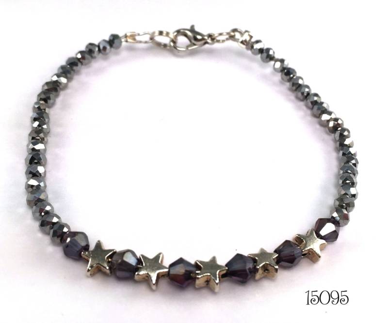 Funkelnden Metallisch Grau Und Silber Farbigen Facettierten Kristallen Mit Kleinen Silbernen Sternen Stapeln Perlen Armband Funkelnden Metallisch Grau Und Silber Farbigen Facettierten Kristallen Mit Kleinen Silbernen Sternen Stapeln Perlen Armband von SunshineSmilesStudio
