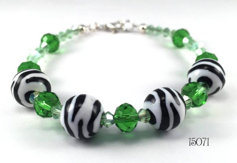 Spaß-Perlen-Armband Mit Schwarz-Weiß Gestreiften Zebra-Perlen Und Apfelgrün Kristallen Spaß-Perlen-Armband Mit Schwarz-Weiß Gestreiften Zebra-Perlen Und Apfelgrün Kristallen von SunshineSmilesStudio