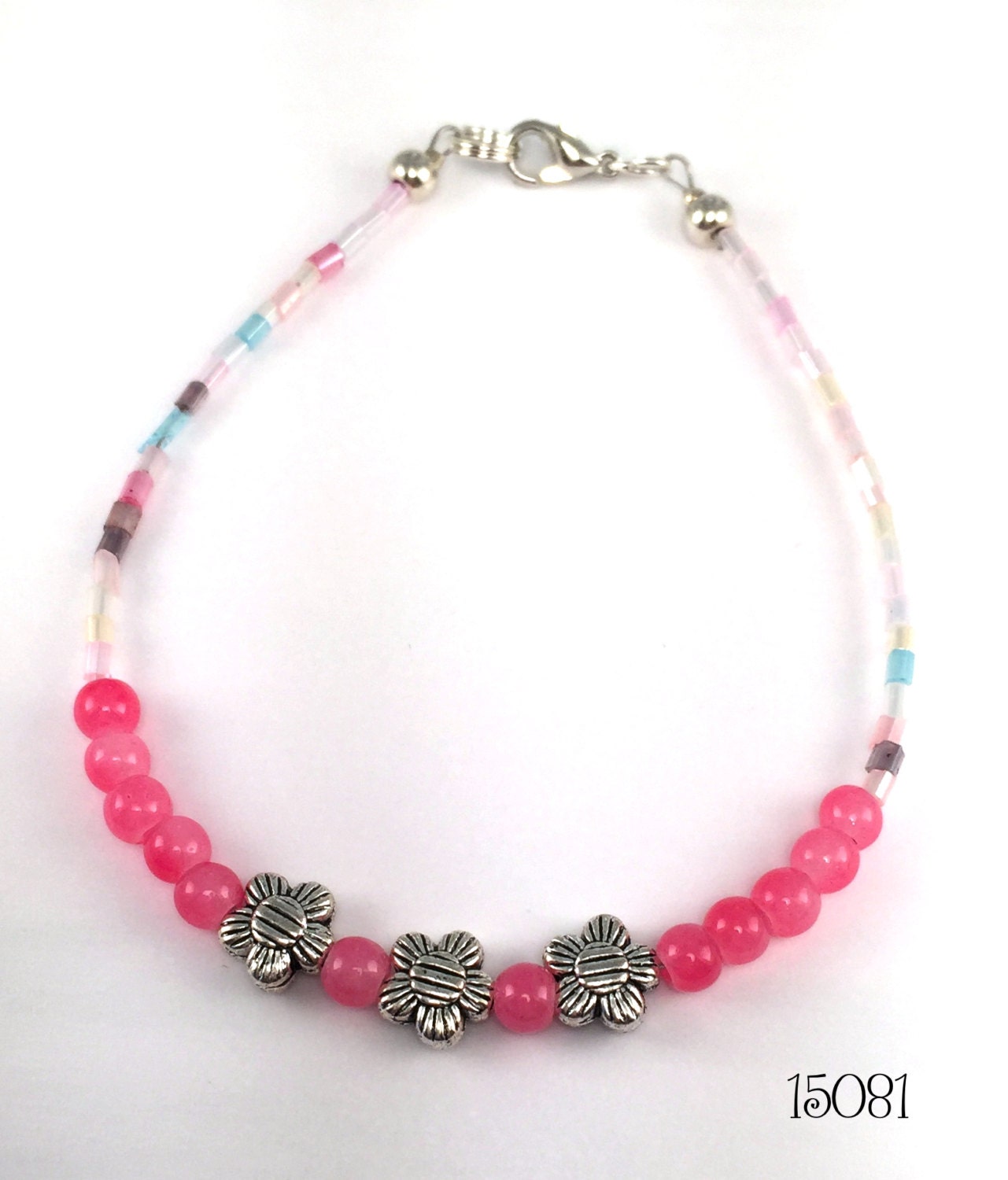 Zierliche Und Süß in Rosa Pastelle Perlen Armband Mit Silbernen Blumen Freundschaft Stapeln Zierliche Und Süß in Rosa Pastelle Perlen Armband Mit Silbernen Blumen Freundschaft Stapeln von SunshineSmilesStudio