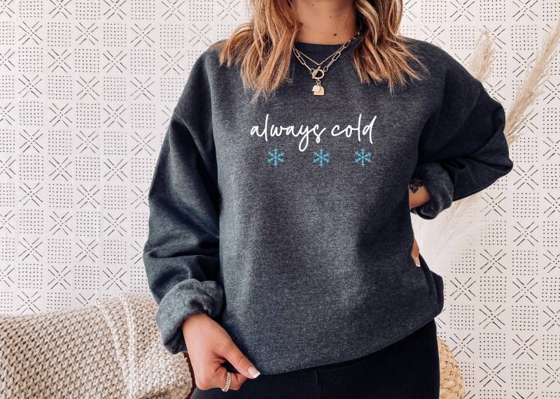 Immer Kaltes Sweatshirt | Süßes Winter Kuscheliger Weihnachtspullover Urlaubskleidung Tis The Season To Be Freezin Vibes von SunshineSoulMD