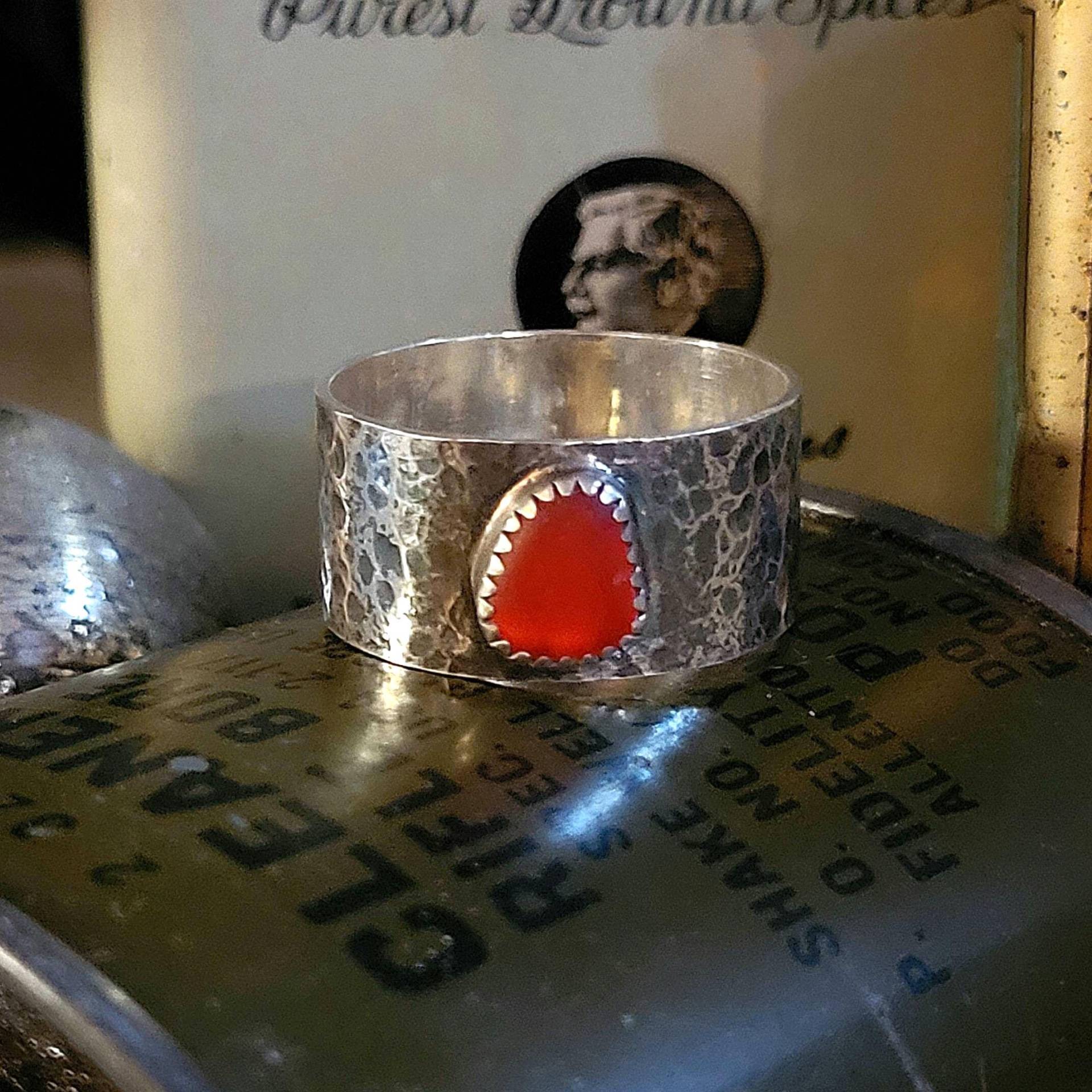Feurig Orange/Rot Sea Glass Gehämmerte Dicke Sterling Silber Band Größe 10.75 - 11.25 Zigarrenring Feurig Orange/Rot Sea Glass Gehämmerte Dicke Sterling Silber Band Größe 10.75 - 11.25 Zigarrenring von SunshinedayDesigns