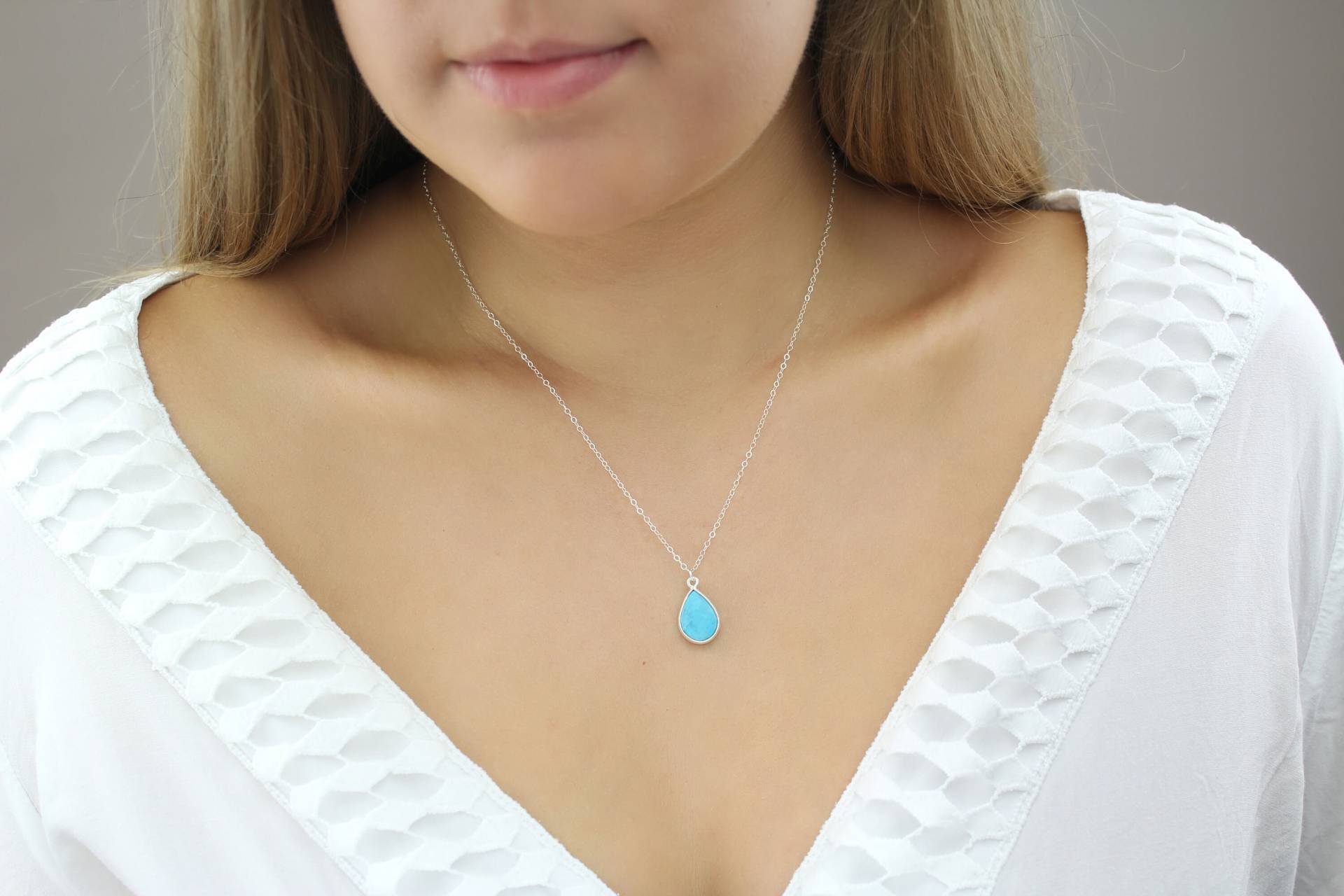 Türkis Kette. Zarter Schmuck. Silber Tropfen Blau Gold Naturstein Halskette Türkis Kette. Zarter Schmuck. Silber Tropfen Blau Gold Naturstein Halskette von Sunvsmoon