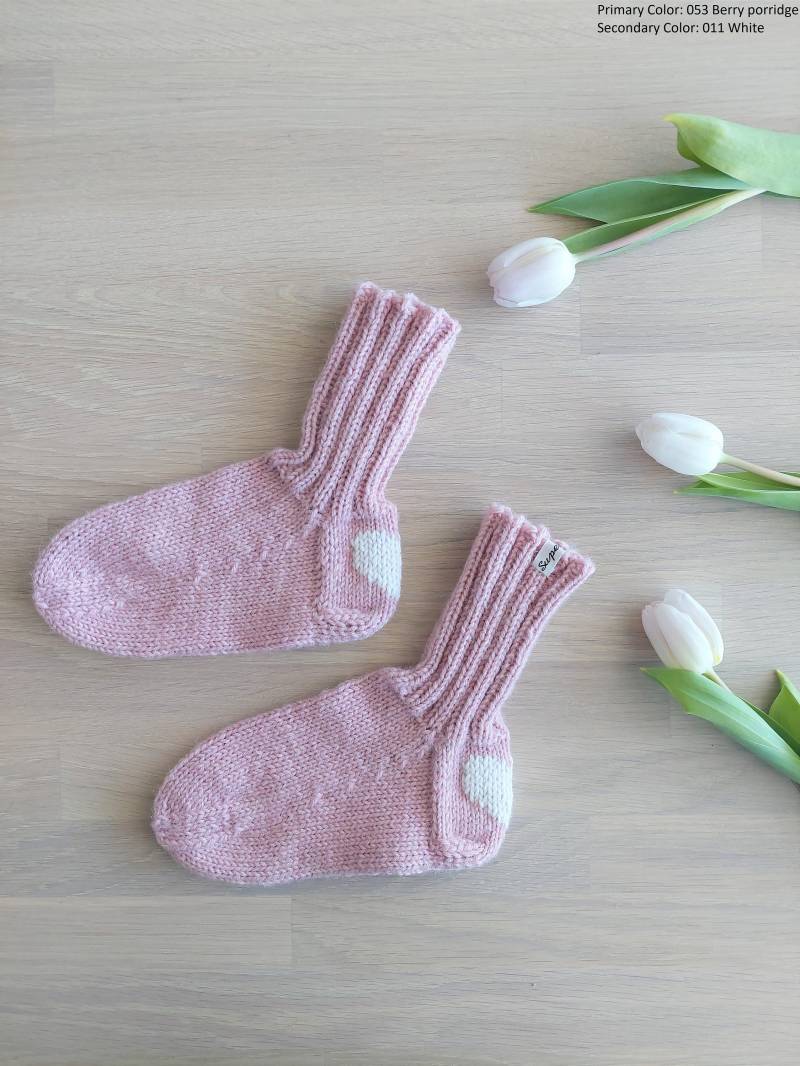Made To Order Handgestrickte Kindersocken Mit Herzdekoration Made To Order Handgestrickte Kindersocken Mit Herzdekoration von SupeKnits