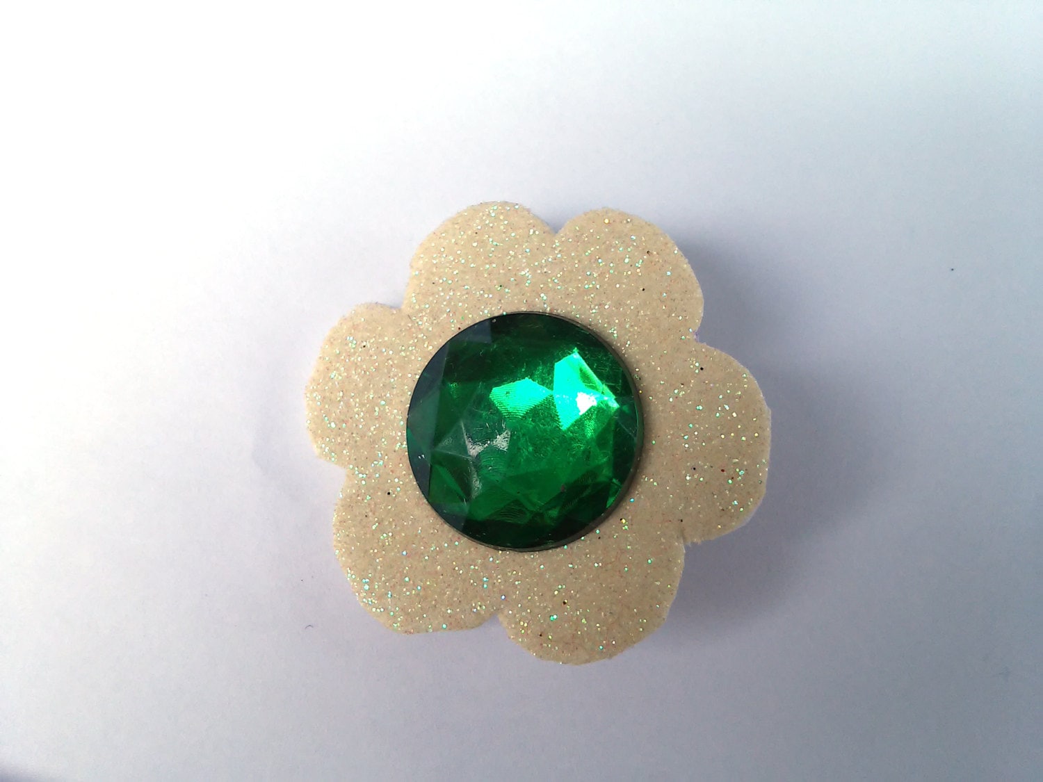 Daisy Brosche Princess Kostüm Blume Pin Weiße Grünes Center Mario Cosplay Accessoire von SuperAwwwsome