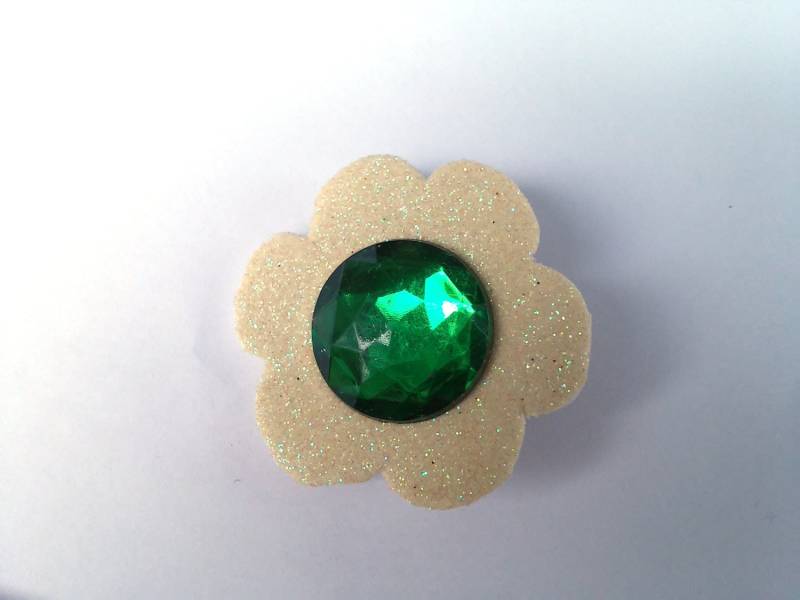 Daisy Brosche Princess Kostüm Blume Pin Weiße Grünes Center Mario Cosplay Accessoire von SuperAwwwsome