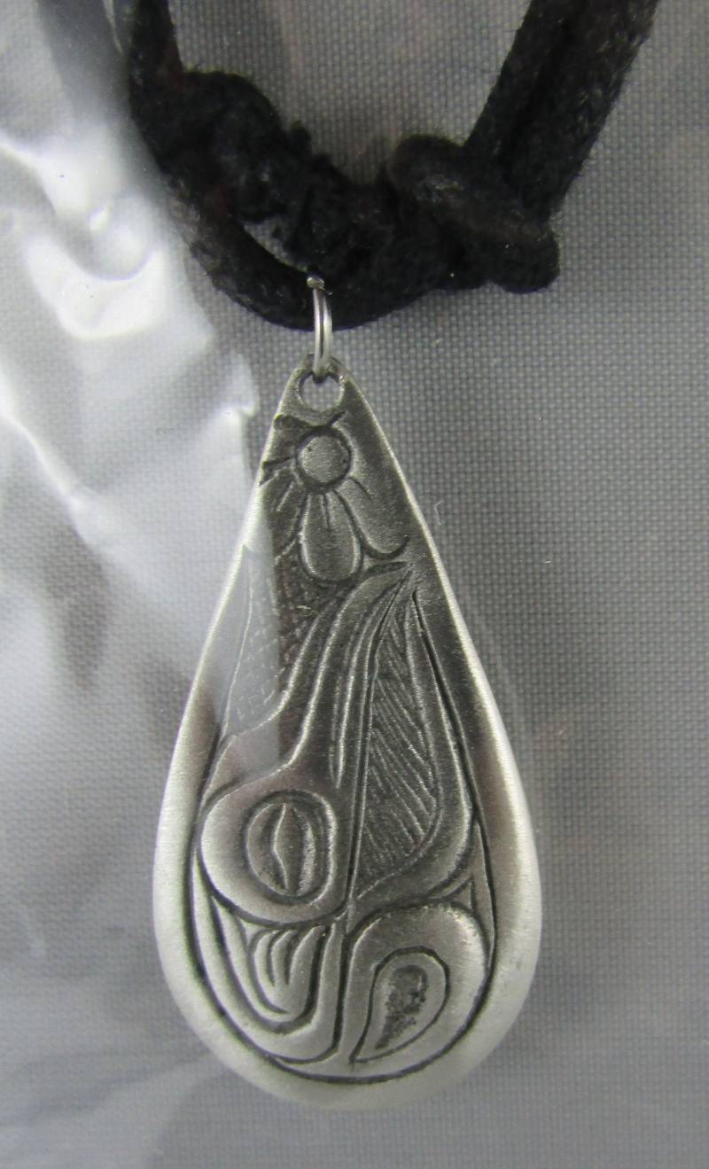 Tsimshian Hummingbird Design Von Alex Helin Pewter Icon Mit Verstellbarem Lederband von SuperFleaFinds