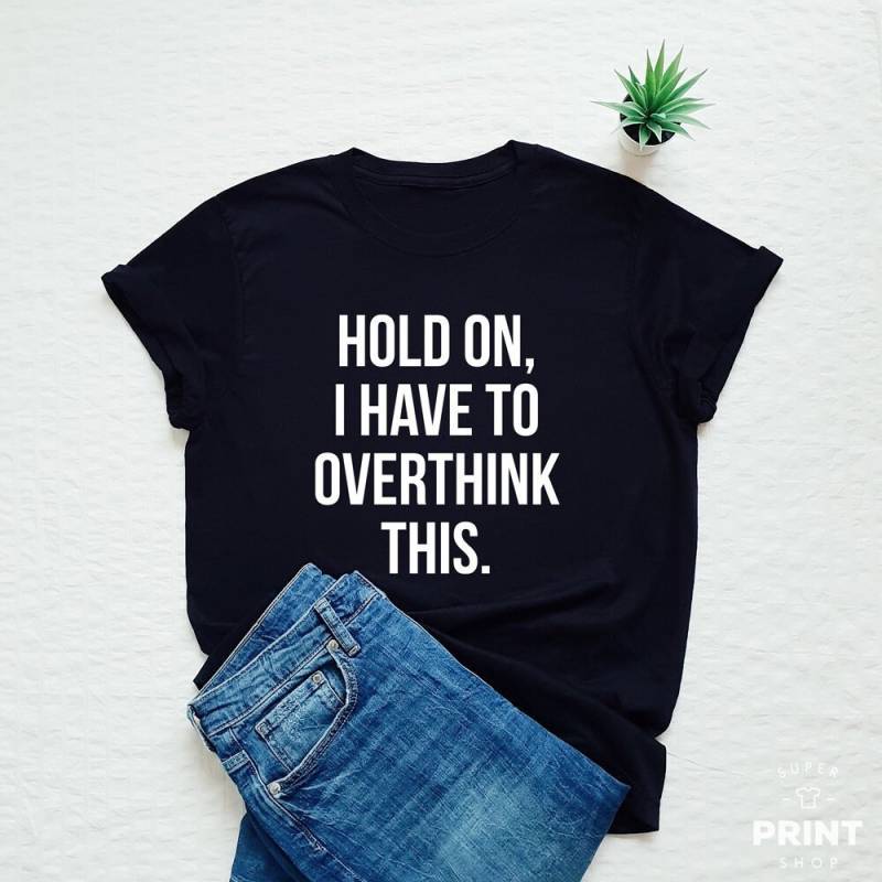 Halten Sie Auf, Muss Ich Overthink Dieses Shirt, Lustige Overthinker Hemd, Grübeln Zitat T-Shirt, Lustiges Geschenk T-Shirt von SuperPrintShop
