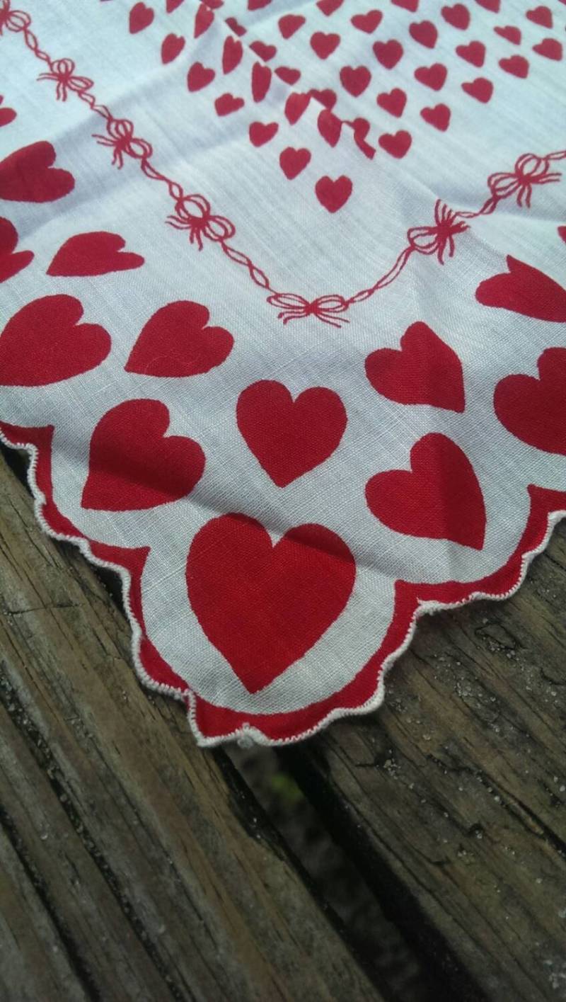 Ein Taschentuch Mit Herzmuster Ein Taschentuch Mit Herzmuster von SuperRetroChic