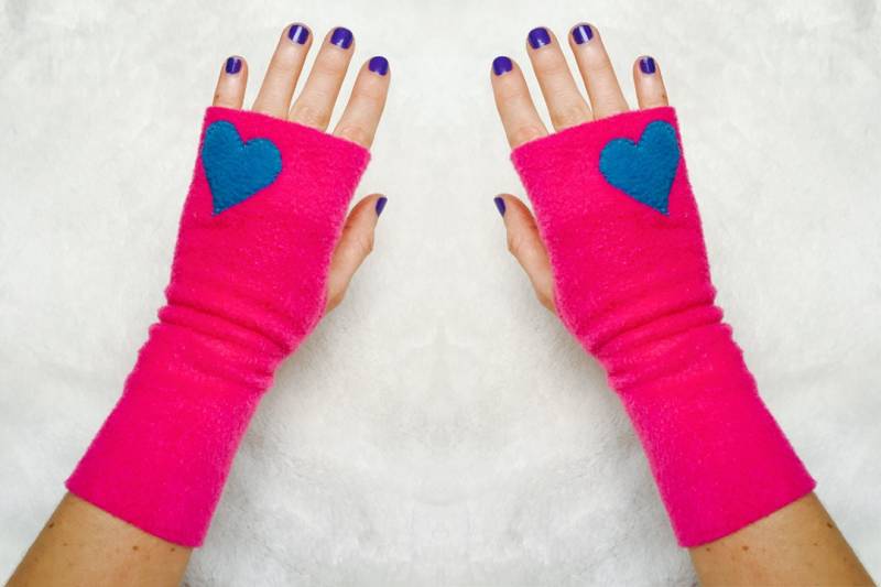 Fleece Handstulpen Mit Applikation Türkis Herz | Fingerlose Handschuhe, Damen Und Kinder von SuperSugarRayRay