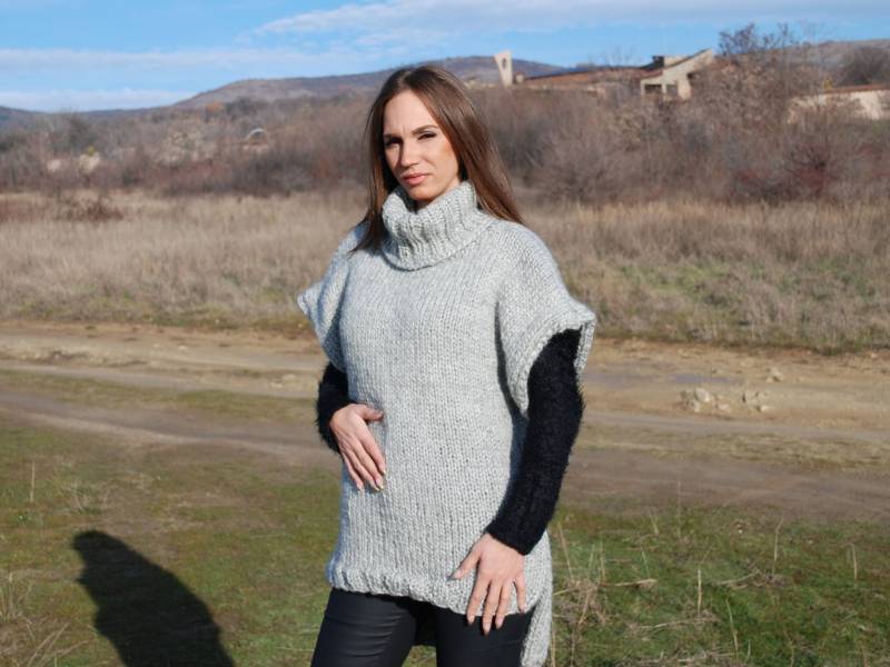 Hand Gestrickte Wolle Sweater Fuzzy Soft Rollkragen Blouson Ärmellos von SuperSweatersEurope