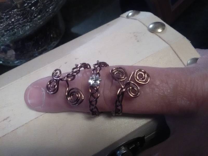 Wirbel Und Diamantkappe Um Ring von SuperUniqueCreations