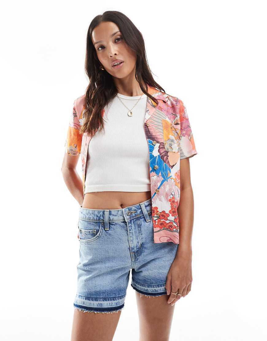 Superdry - Abgeschnittene Shorts in blassem Azurblau mit mittelhohem Bund Superdry - Abgeschnittene Shorts in blassem Azurblau mit mittelhohem Bund von Superdry