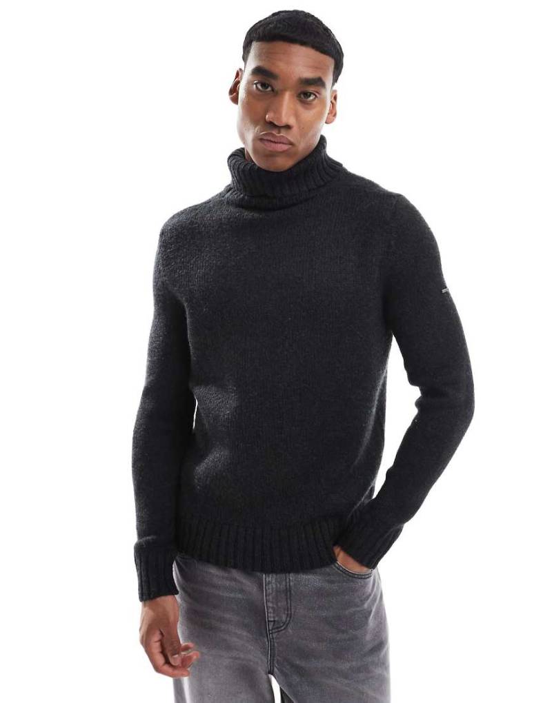 Superdry - Angerauter Rollkragenpullover in verwaschenem Schwarz von Superdry