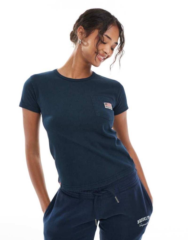 Superdry - Athletic Essential - T-Shirt in Eclipse Navy mit Tasche-Marineblau von Superdry