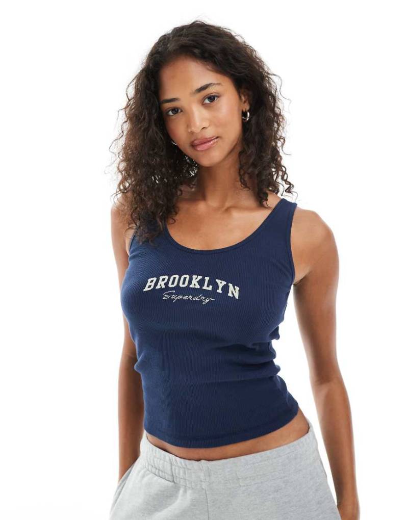 Superdry - Athletic Essential - Trägertop in Nautical Navy mit Grafik-Marineblau von Superdry