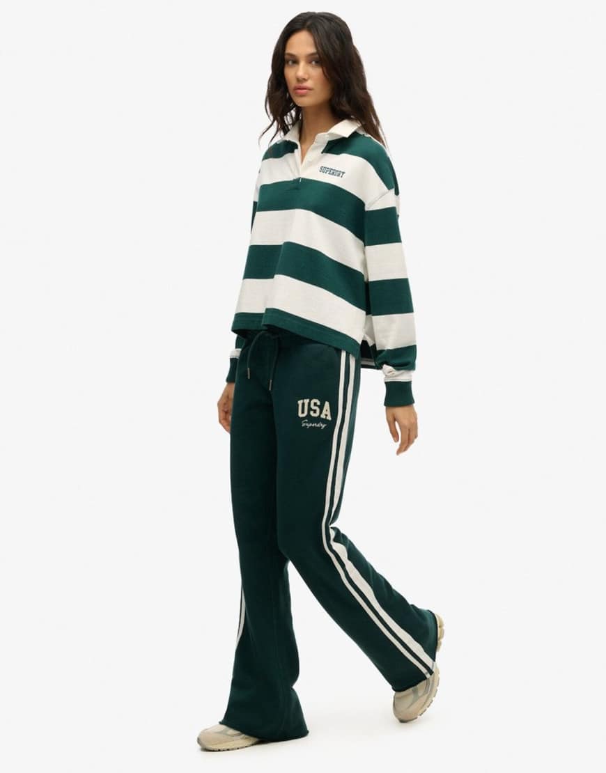 Superdry - Athletic Essentials - Ausgestellte Jogginghose in dunklem Kieferngrün mit Streifendetail von Superdry
