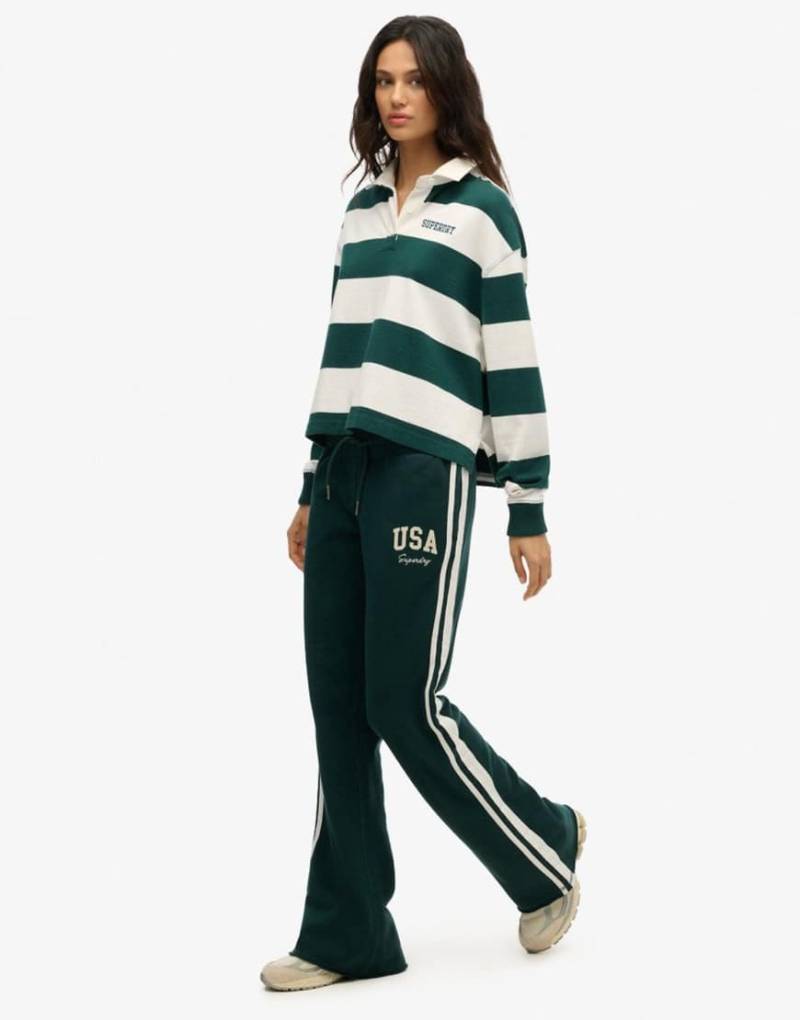 Superdry - Athletic Essentials - Ausgestellte Jogginghose in dunklem Kieferngrün mit Streifendetail Superdry - Athletic Essentials - Ausgestellte Jogginghose in dunklem Kieferngrün mit Streifendetail von Superdry