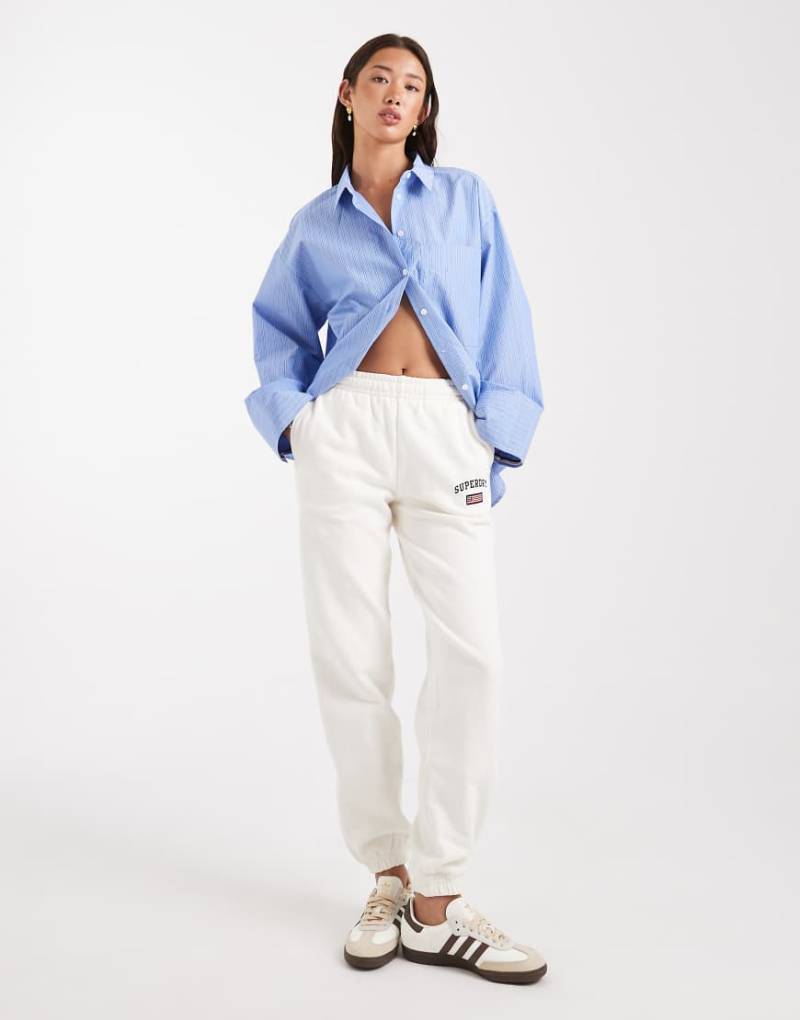 Superdry - Athletic Essentials - Boyfriend-Jogginghose in Wüstenknochen-Wollweiß von Superdry