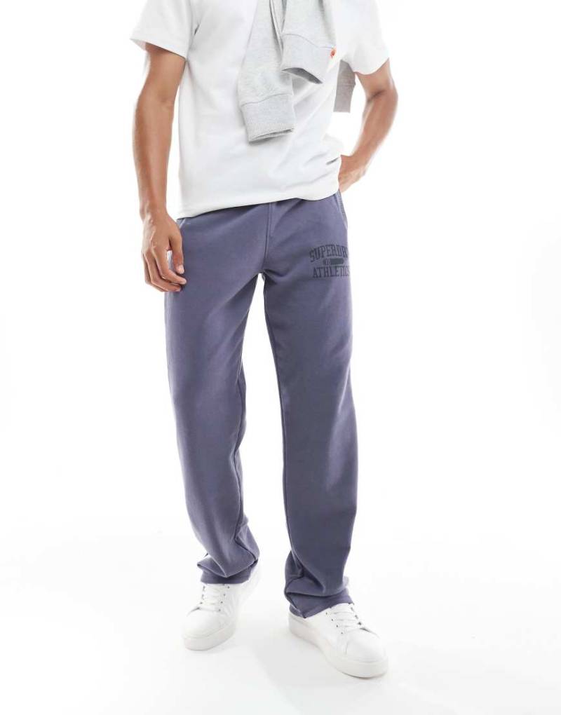 Superdry - Athletic Essentials - Gerade geschnittene Jogginghose in Steingrau-Lila von Superdry