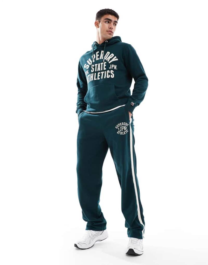 Superdry - Athletic Essentials - Gerade geschnittene Jogginghose in dunklem Piniengrün von Superdry