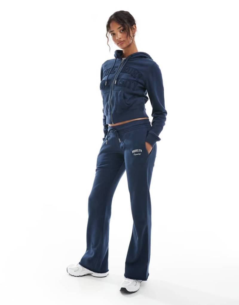 Superdry - Athletic Essentials - Jogginghose in sattem Marineblau mit niedrigem Bund von Superdry