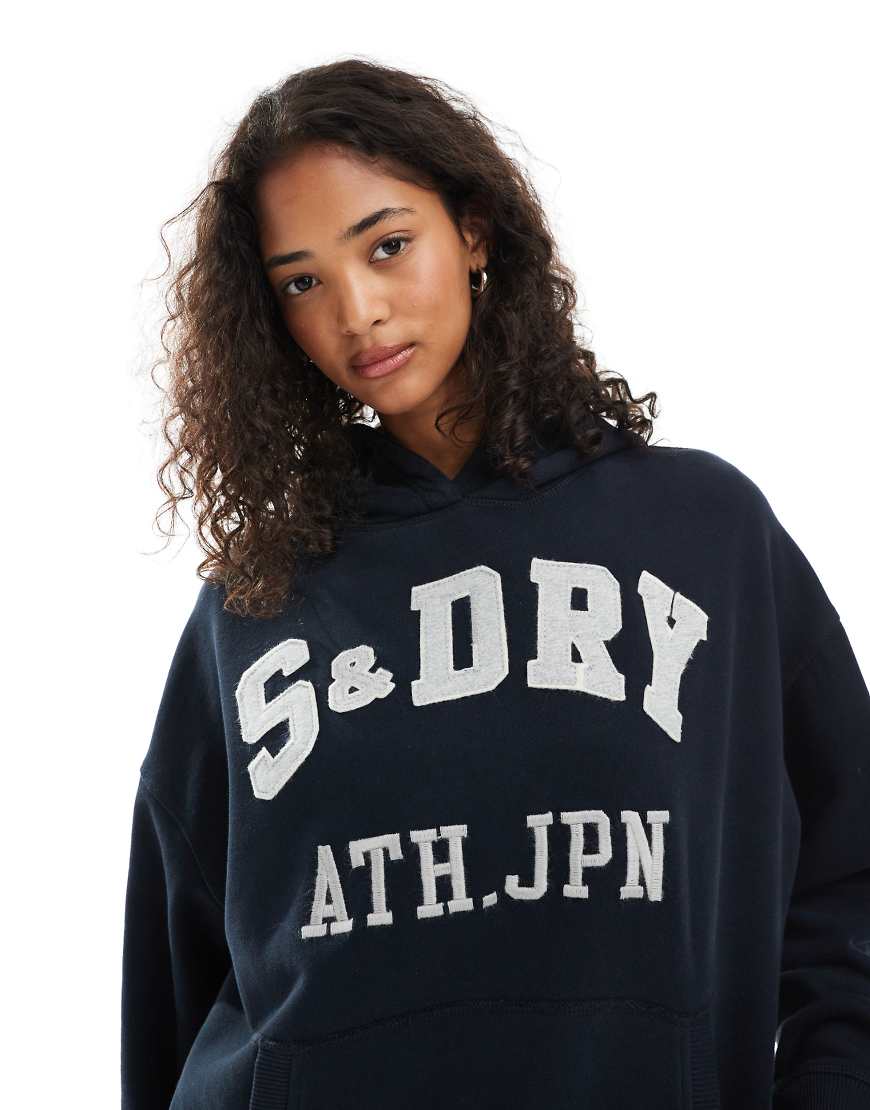 Superdry - Athletic Essentials - Lässiger Kapuzenpullover in Eclipse Navy mit Applikation-Marineblau von Superdry
