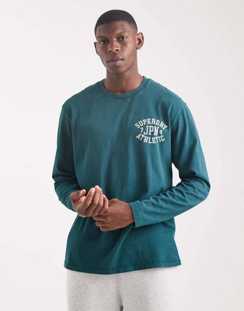Superdry - Athletic Essentials - Langärmliges Oberteil in dunklem Piniengrün von Superdry