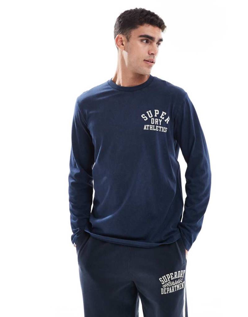 Superdry - Athletic Essentials - Langärmliges Oberteil in maritimem Marineblau Superdry - Athletic Essentials - Langärmliges Oberteil in maritimem Marineblau von Superdry