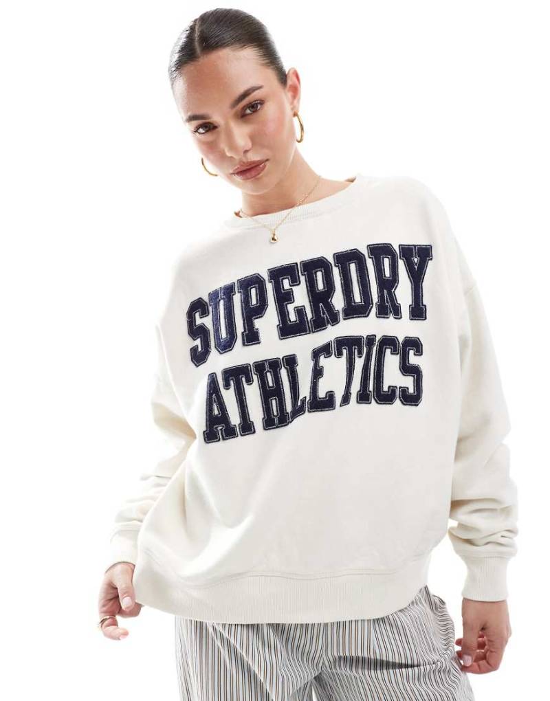Superdry - Athletic Essentials - Locker geschnittenes Sweatshirt in Wüstenknochen-Wollweiß mit Applikation von Superdry