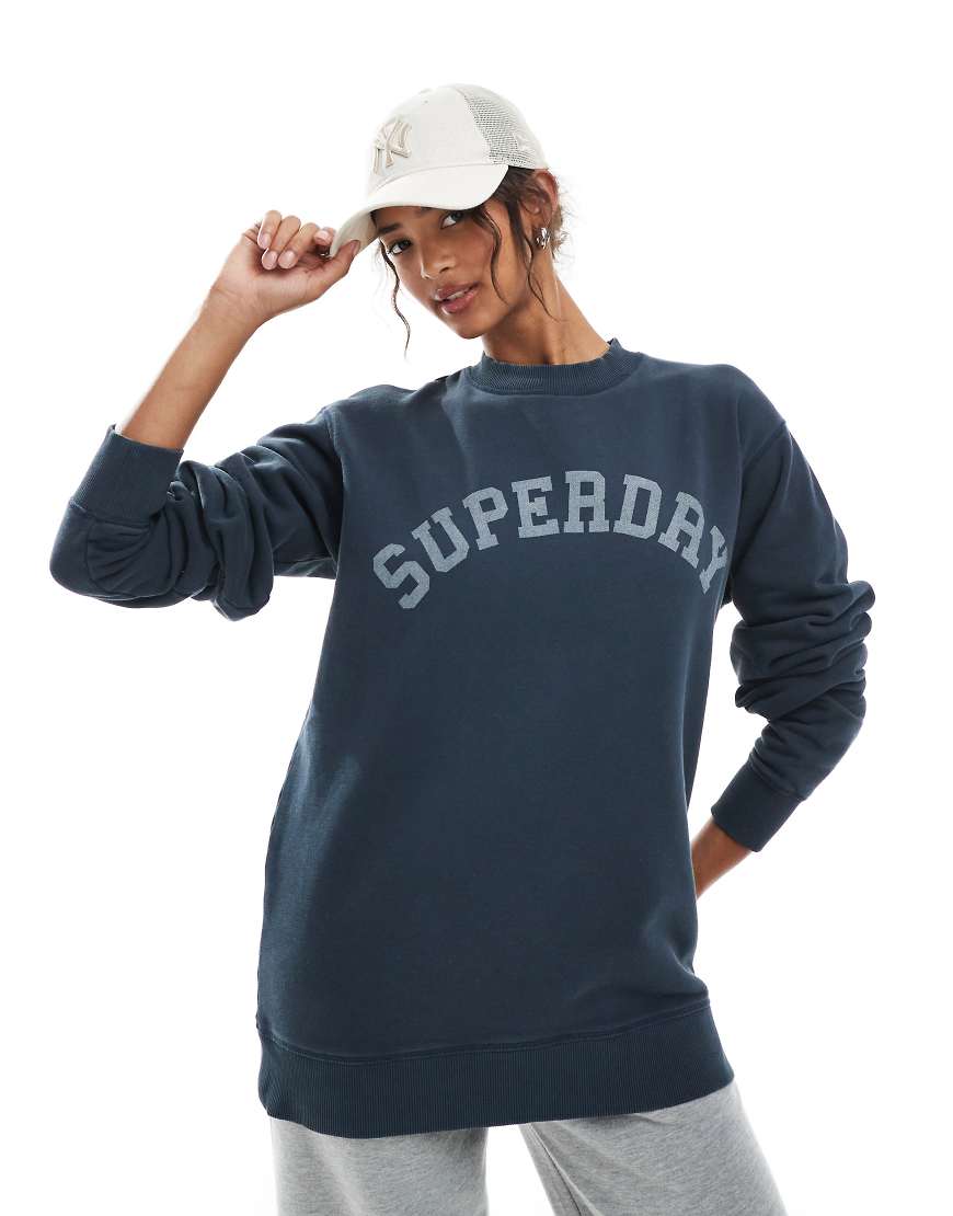 Superdry - Athletic Essentials - Lockeres Sweatshirt in Eclipse-Marineblau mit Rundhalsausschnitt Superdry - Athletic Essentials - Lockeres Sweatshirt in Eclipse-Marineblau mit Rundhalsausschnitt von Superdry