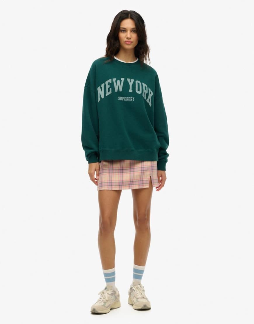 Superdry - Athletic Essentials - Oversize-Sweatshirt in dunklem Kieferngrün mit Rundhalsausschnitt Superdry - Athletic Essentials - Oversize-Sweatshirt in dunklem Kieferngrün mit Rundhalsausschnitt von Superdry