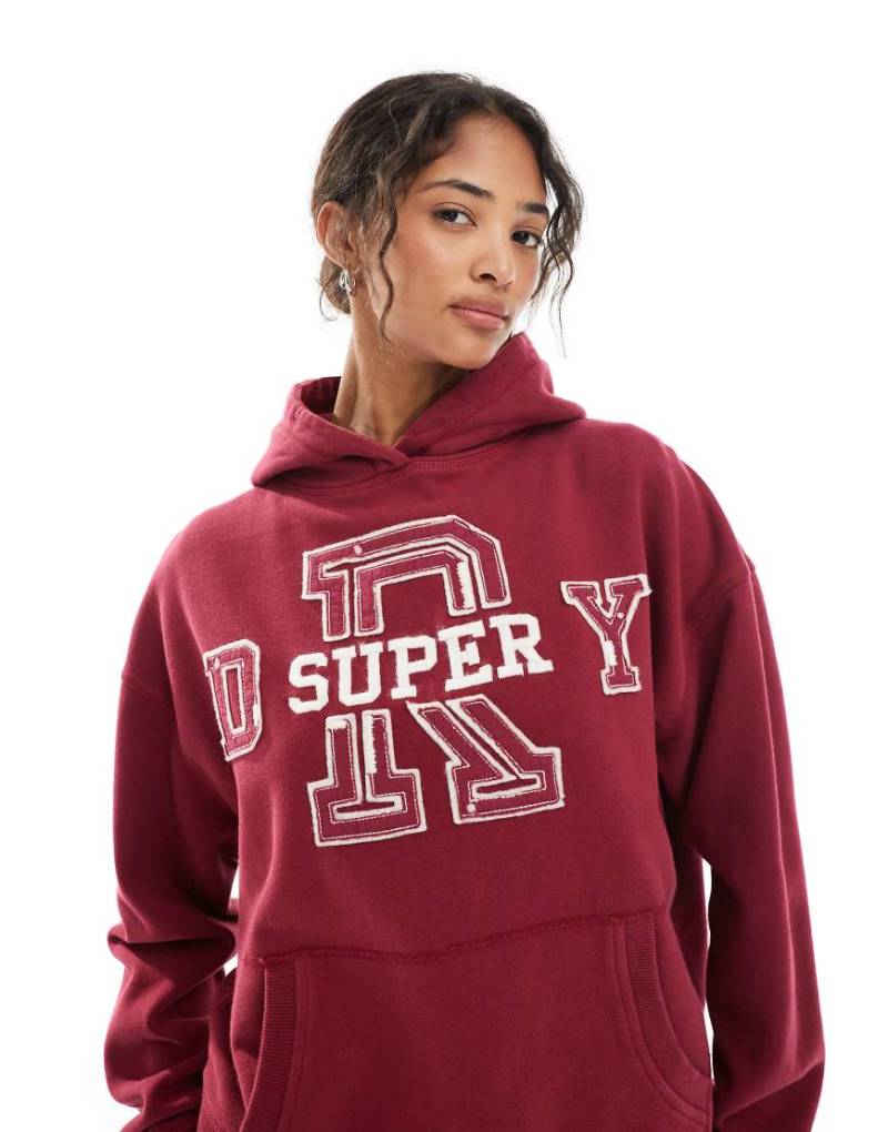 Superdry - Athletic Essentials - Relaxed-Fit-Kapuzenpullover in Bordeauxrot mit Applikation von Superdry