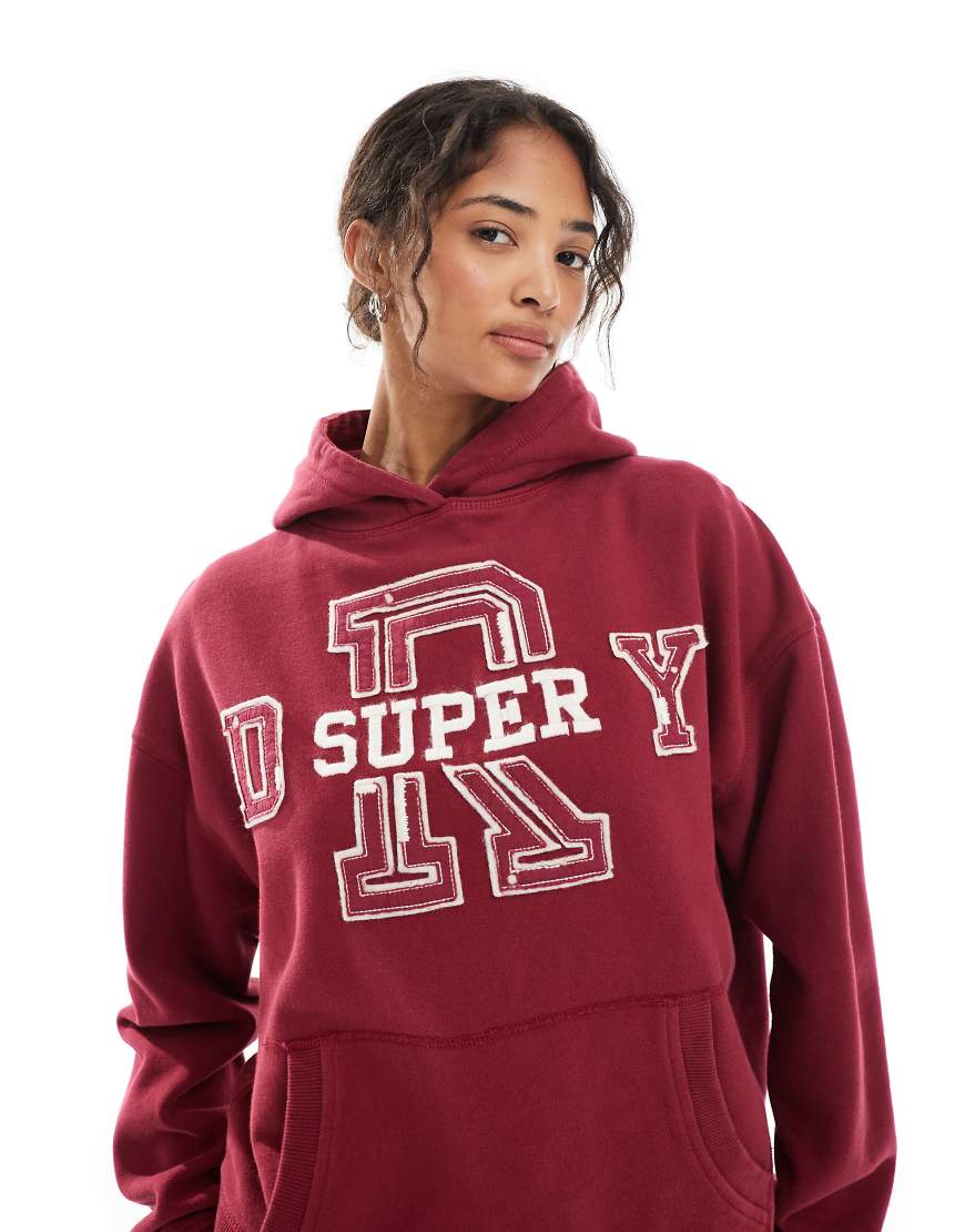 Superdry - Athletic Essentials - Relaxed-Fit-Kapuzenpullover in Bordeauxrot mit Applikation von Superdry
