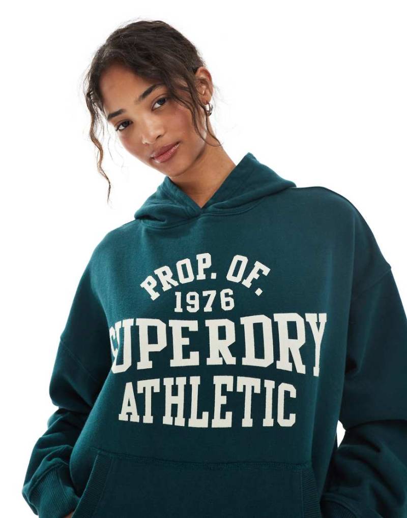 Superdry - Athletic Essentials - Relaxed-Fit-Kapuzenpullover in dunklem Kieferngrün von Superdry