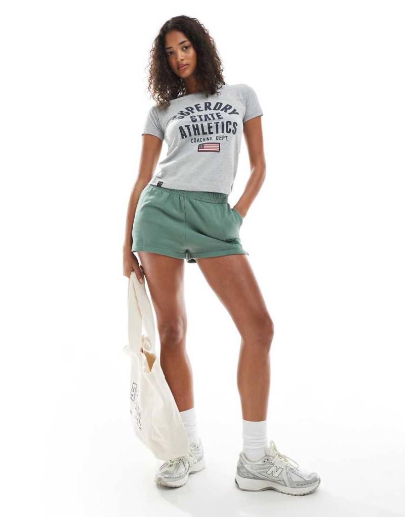 Superdry - Athletic Essentials - Shorts in Lorbeer-Khaki mit farblich abgestimmter Stickerei-Grün von Superdry